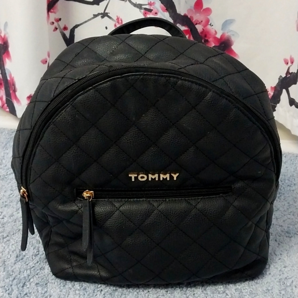 Tommy Hilfiger Womens bag with zipper pocket on the outside and two inside pocke